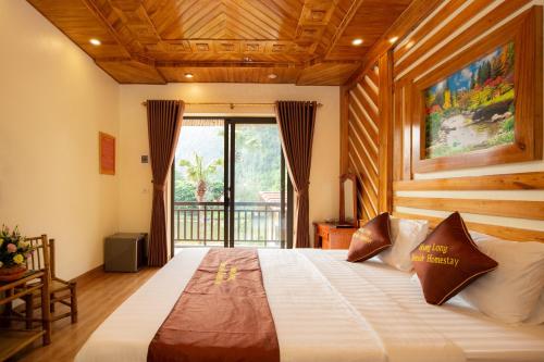 宁平HoangLong Riverside Homestay的一间带大床的卧室和一个阳台
