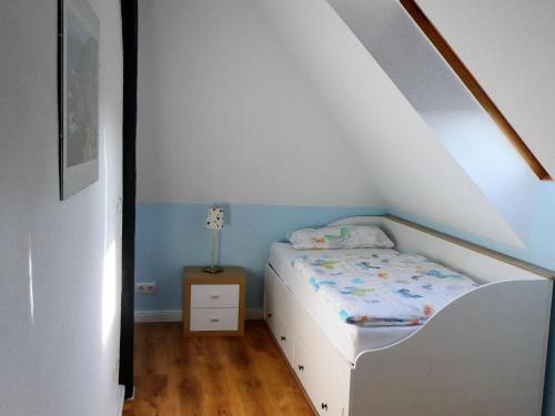 克吕茨Ostsee-Ferienoase-2-Raum-App-Typ-3的一间小卧室,阁楼上配有一张床