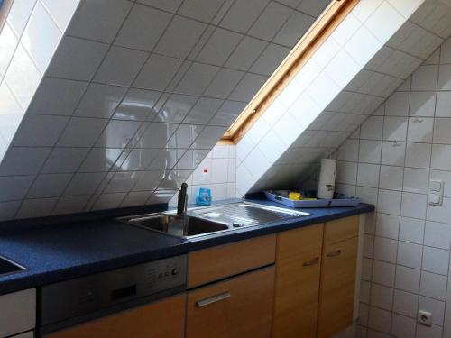 克吕茨Ostsee-Ferienoase-2-Raum-App-Typ-3的厨房配有水槽和台面