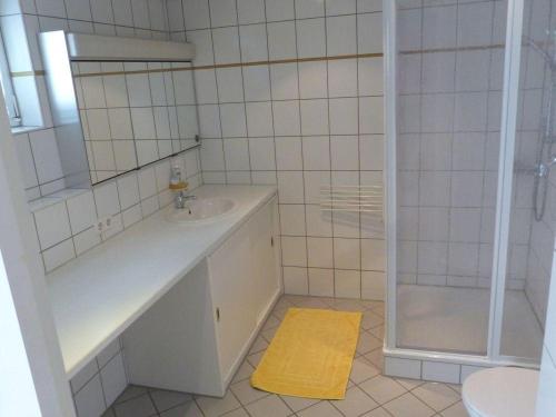腓特烈港Ferienwohnung-Sanwald的白色的浴室设有水槽和淋浴。