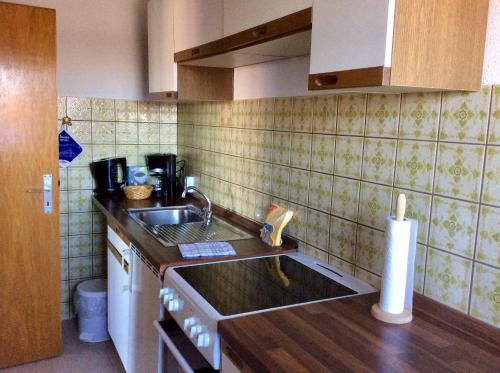 旺格兰Goldene-Linie-4-Deichblick的厨房配有水槽和台面