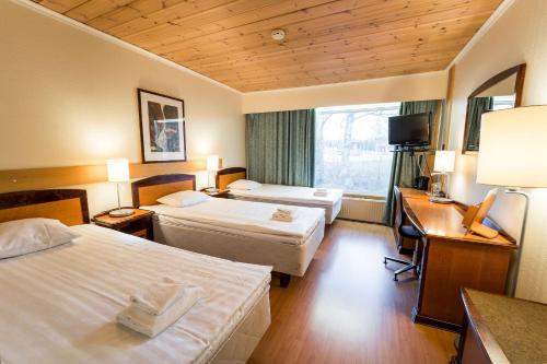 拉赫Budget Hotel Raahe的酒店客房配有两张床和一张书桌