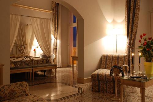 奇维塔韦基亚德拉维尔酒店的客厅配有沙发和1张床