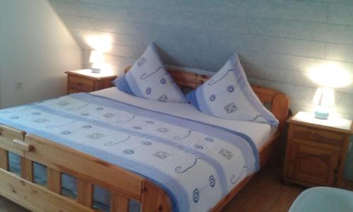 多纳莫塞尔Ferienwohnung-am-Deichtor的一间卧室配有一张带两盏灯的大木床。