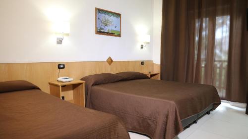 卡迈格拉特罗希拉诺梅郎德酒店的酒店客房设有两张床和电话