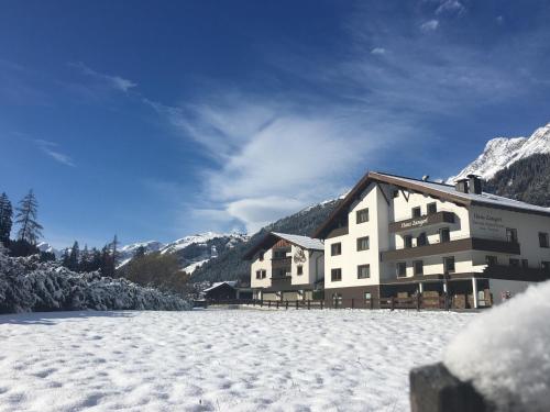 圣安东阿尔贝格赞戈尔旅馆的一座大雪楼,背景是群山