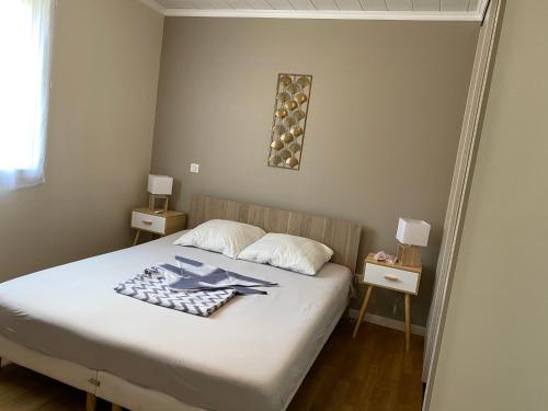 格拉马Maison Confit的一间卧室配有一张带2个床头柜和2盏灯的床。