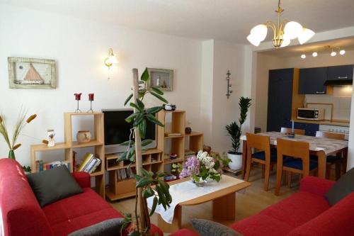 卑尔根Ferienwohnung-Amsel-kinderfreundliche-Unterkunft-in-zentraler-Lage的客厅配有红色的沙发和桌子