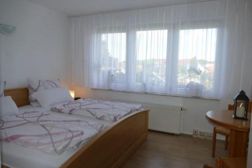 卑尔根Ferienwohnung-Amsel-kinderfreundliche-Unterkunft-in-zentraler-Lage的一间卧室设有一张大床和窗户