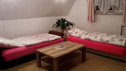 FlöhaHaus-Sonne的客房内的两张床和一张茶几