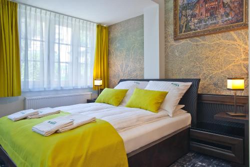 克雷尼察WISŁA Cechini的一间卧室配有一张带黄色枕头的大床
