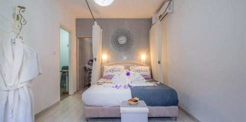 Shelomi魔术触摸度假屋的一间卧室配有一张带白色和紫色枕头的床