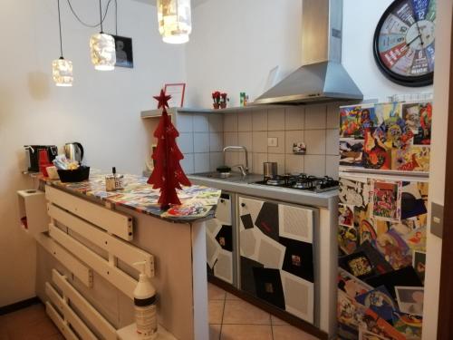 罗马Rosso rubino的一间带柜台和炉灶的厨房 顶部烤箱