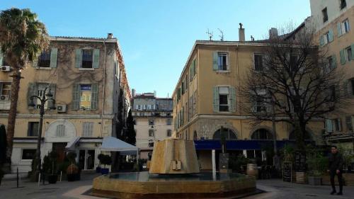 马赛Le cocon de Louise-Vieux Port的一座城市中央的喷泉