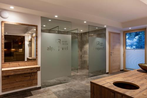 索尔登Apart Alpenjuwel Sölden的一间带玻璃淋浴和水槽的浴室