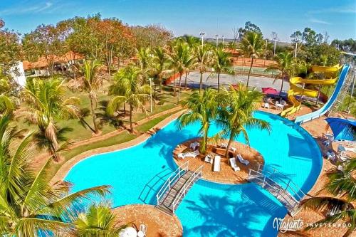 普鲁登特总统城CAMPO BELO RESORT的享有度假村游泳池的顶部景致
