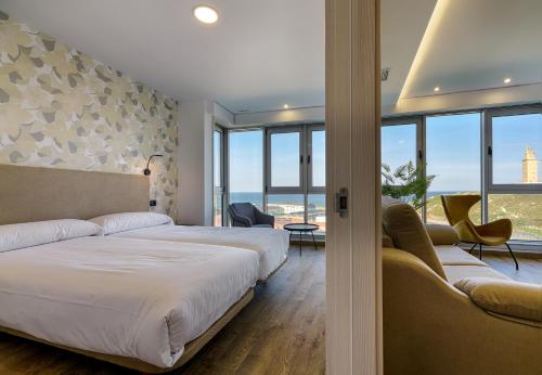 拉科鲁尼亚TH Apartments by Como en Casa的酒店客房带两张床、一张沙发和窗户。