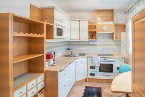 巴德米滕多夫Ferienwohnung Kristina的厨房配有白色橱柜和水槽
