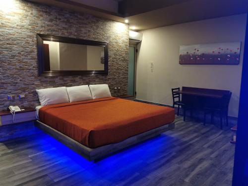 蒙特雷Hotel Plaza Arteaga的一间卧室配有一张床、一张桌子和一面镜子