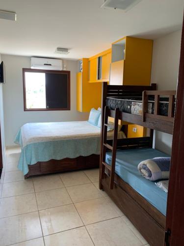 贝泽罗斯flat em serra negra - bezerros的一间卧室配有两张双层床和一台平面电视