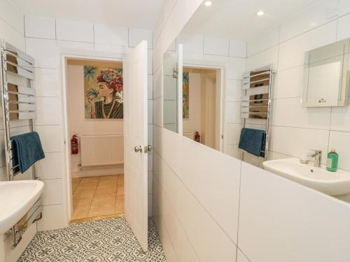 大莫尔文The Hideaway的白色的浴室设有水槽和镜子