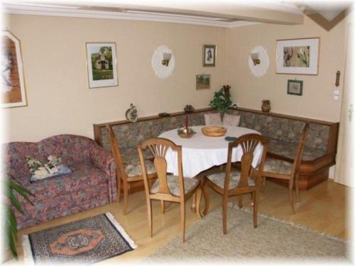兰格尔斯道夫Ferien-am-Bauernhof-Wohnung-1的客厅配有桌子和沙发