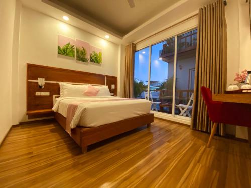 古莉Pearlshine Retreat Maldives的一间卧室设有一张床和一个大窗户