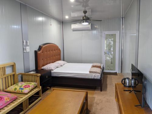 新德里Private Rooms with International Airport View的一间卧室配有一张床、一张桌子和一张沙发