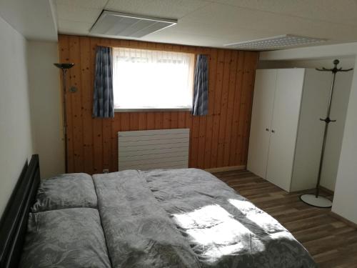 施普吕根Suretta2的卧室在窗户前配有一张大床