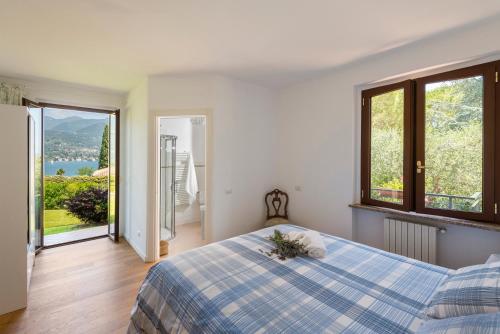 圣费利切德尔贝纳科Villa Margherita Portese的一间卧室配有一张床,享有湖景