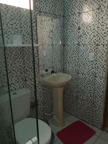 卡罗莱纳Casa de temporadas Simone/ Rafael的一间带水槽和卫生间的浴室