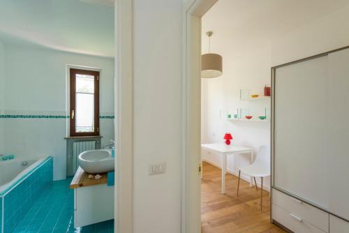 圣费利切德尔贝纳科Villa Margherita Portese的带浴缸和盥洗盆的浴室
