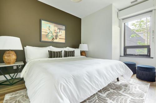 多伦多Sonder The Elm的卧室设有一张白色大床和一扇窗户。