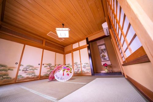 MongawaShiki no Sai的窗户房间里空空的带雨伞的房间