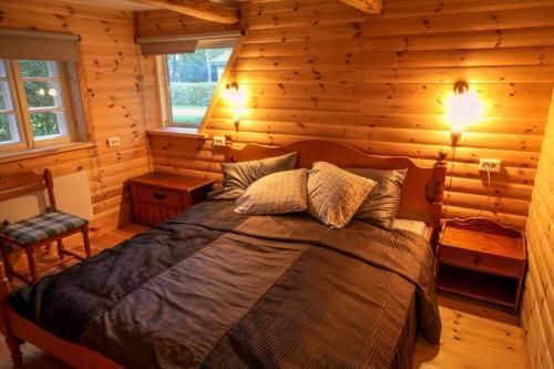 KäinaBaltic Getaway的小木屋内一间卧室,配有一张床