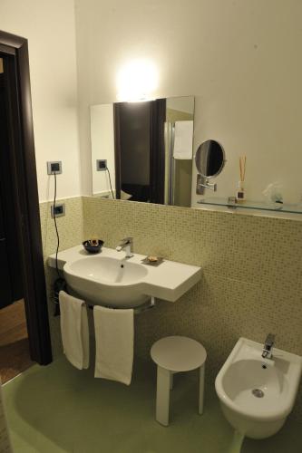 巴巴莱斯科卡萨博法酒店的一间带水槽和卫生间的浴室