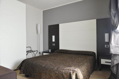 巴巴莱斯科卡萨博法酒店的一间卧室设有一张床和白色的墙壁