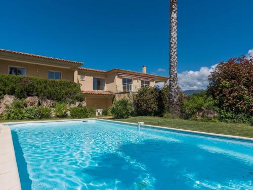 Santʼ Andrea-dʼOrcinoModern villa with private pool的房屋前的游泳池
