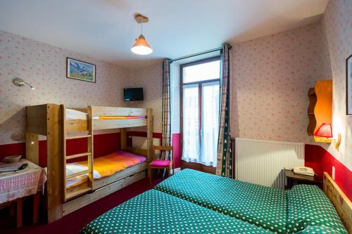 阿尔卑斯酒店客房内的一张或多张双层床