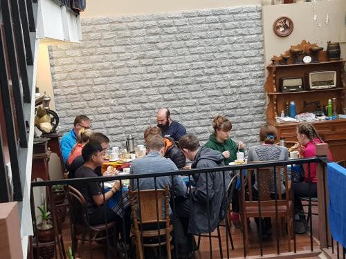 拉巴斯Hospedaje Milenio的一群坐在餐厅桌子上的人