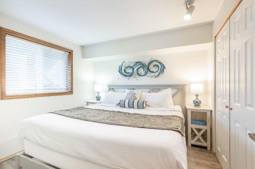 洋滨市Calypso at Nautilus - Pet Friendly, Walk to beach!的白色的卧室设有一张大床和一个窗户