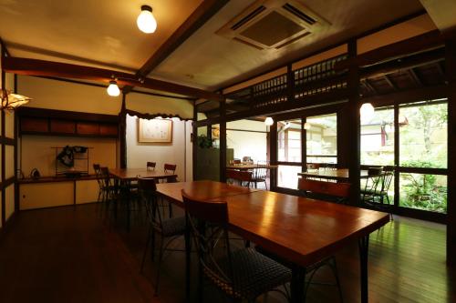 宫岛里奥索卡瓦古奇酒店的用餐室设有桌椅和窗户。