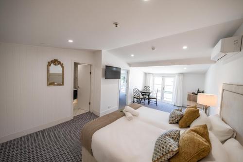 伊登Seahorse Inn Hotel & Villas的卧室配有一张白色大床