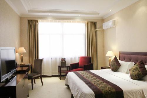 卢萨卡赞比亚金孔雀酒店的酒店客房设有一张床和一个大窗户