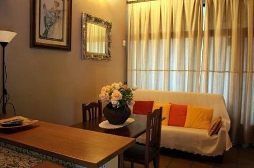 卡萨雷斯德拉斯乌尔德斯La Cabachuela的客厅配有沙发和桌子
