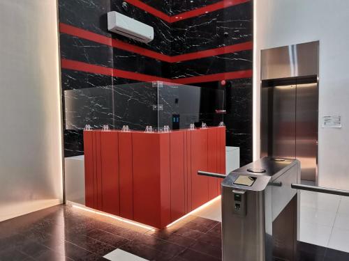 马尼拉G Square Residences的浴室设有红色的隔板和黑色的瓷砖