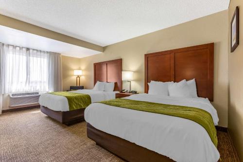 凤凰城Comfort Inn & Suites Phoenix North - Deer Valley的酒店客房设有两张床和窗户。