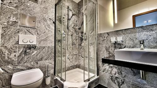 本斯海姆菲利克斯餐厅酒店的带淋浴、卫生间和盥洗盆的浴室