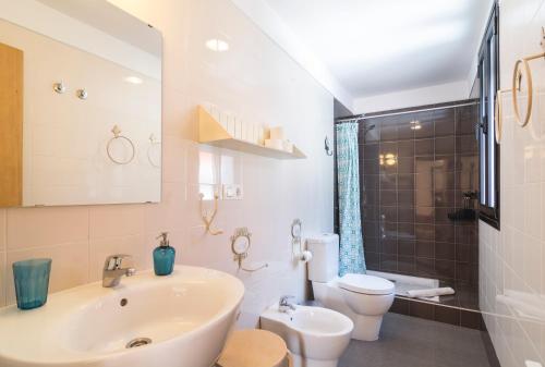 格拉纳达El Granado Hostel的白色的浴室设有水槽和卫生间。