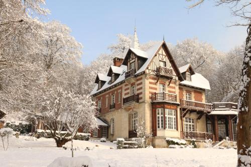Choisy-au-Bac杜夏特勒别墅住宿加早餐旅馆的院子里有雪的大房子